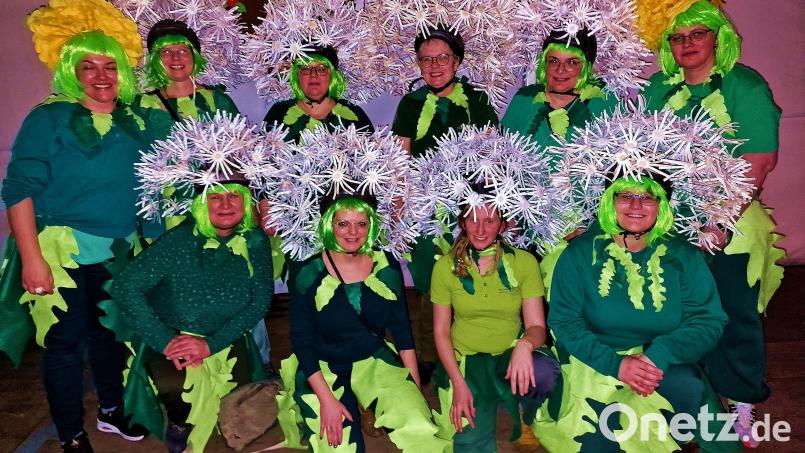 Pusteblumen beeindrucken beim Weiberfasching in Hammerles. Bild: R. Kreuzer