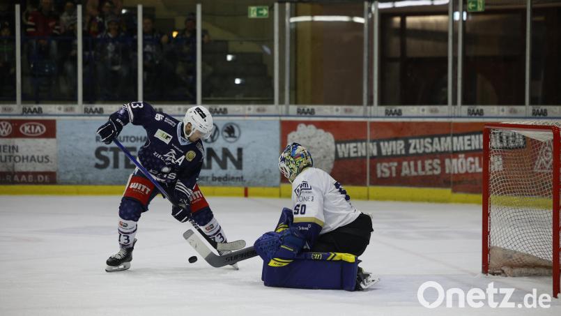 Blue-Devils-Stürmer Tomas Rubes scheitert in dieser Szene am Lindauer Goalie Tommi Steffen. Bild: Werner Moller