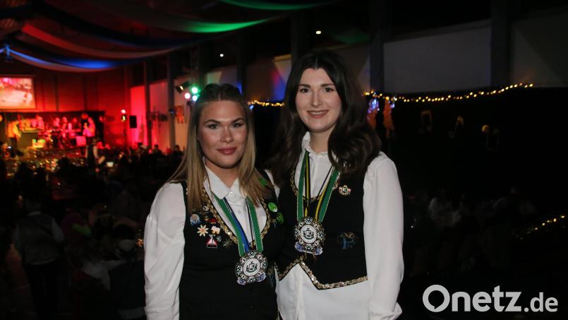 Stolze Preisträgerinnen: Kathrin Fritsch (links) und Linda Schäffler erhielten den Jahresorden der Föderation Europäischer Narren. Bild: sne