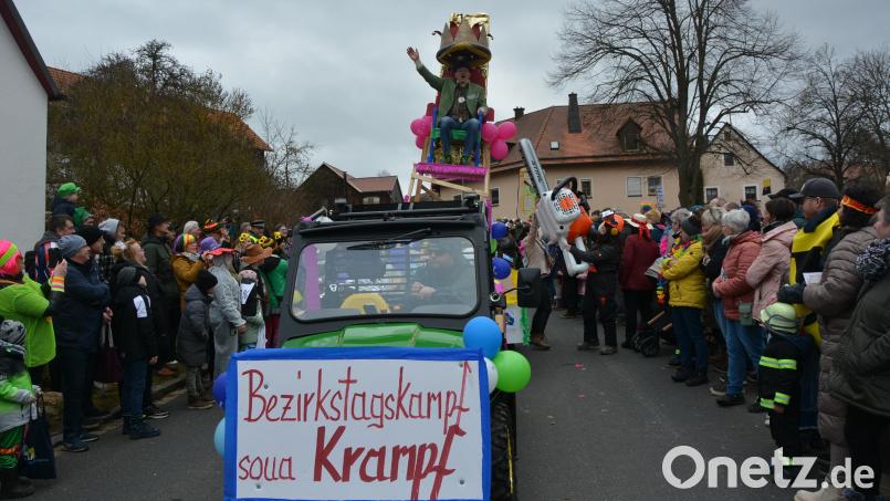 &quot;Bezirkstagskampf, soua Krampf&quot;, hieß es beim Münchenreuther Faschingszug 2023 zu den Querelen in der Kreis-CSU. Dargestellt wurde, wie am Stuhl vom Bezirksrat Toni Dutz gesägt wurde. Auch 2024 wird der Schlüsselclub mit einigen politischen Themen auftrumpfen. Archivbild: jr