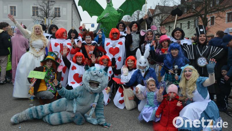 Beeindruckend auch in diesem Jahr wieder: die Gruppe &quot;Gaudipower&quot; des Vereins Mitterteicher Gaudiwurm. &quot;Alice im Wunderland&quot; lautet das Thema - sogar einen großen Drachen hat die Truppe angefertigt. Bild: jr