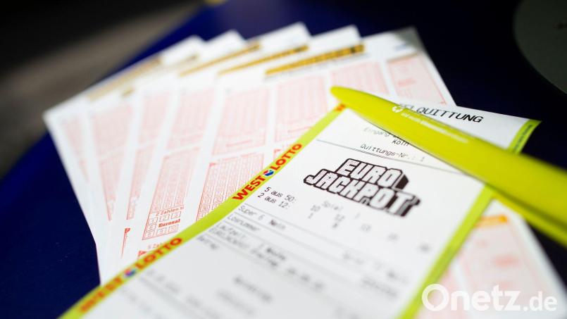 Ein Lottoschein mit der Aufschrift „Euro Jackpot“ liegt in einer Annahmestelle. Bild: Thomas Banneyer/dpa/Illustration