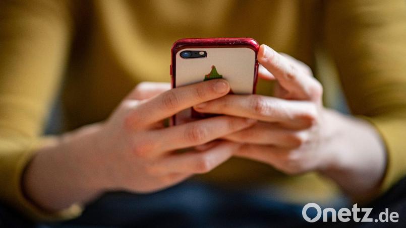 Einer falschen SMS-Nachricht ist eine Frau aus Neunburg aufgesessen. Sie hat dadurch fast 5000 Euro verloren. Symbolbild: Fabian Sommer/dpa