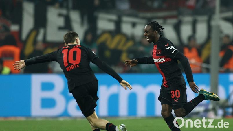 Jeremie Frimpong (rechts) jubelt mit Florian Wirtz über das Tor zum 3:0.Bayer besiegte Bayern mit diesem Ergebnis. Bild: Rolf Vennenbernd