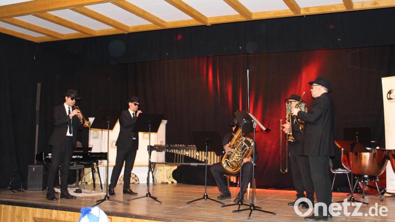 Passend zum Bluestitel „American Images“ tritt die Gruppe Chambrass beim Faschingskonzert der Musikschule im Blues-Brother-Stil auf. Bild: Scherr/exb