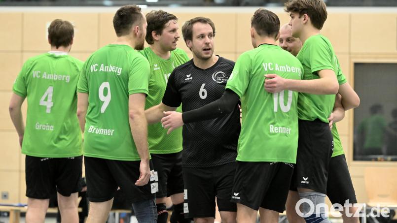 Spielertrainer Florian Birner (Mitte) spricht beim 3:2-Sieg gegen die VGF Marktredwitz mit seinen Spielern. Am Wochenende verloren die Volleyballer des VC DJK Amberg in München mit 1:3. Archivbild: Hubert Ziegler