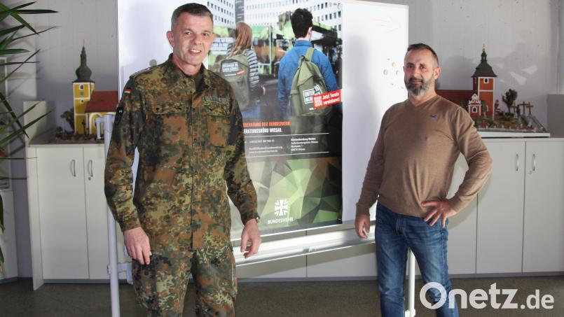 Die Bundeswehr wird in Wiesau von Christian Miedl und Stabsfeldwebel Jürgen Liebald (von rechts) vertreten. Bild: wro