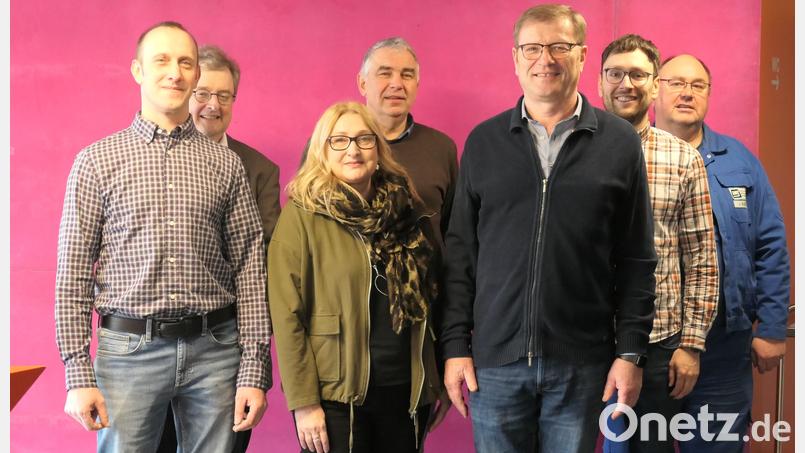 Dienstjubiläum: Andreas Schmid, Petra Wimmi und Johann Kraus (vordere Reihe von links) vom Zweckverband Müllverwertung Schwandorf Bild: Martina Fröhler/exb