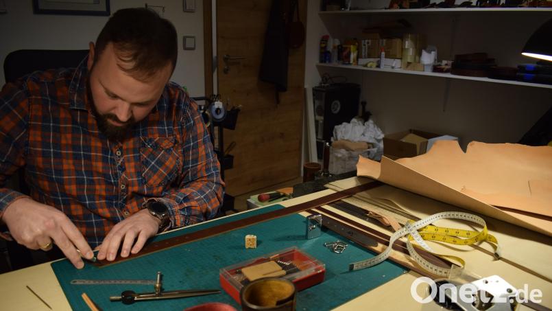 Christian Ullrich aus Naab bei Bärnau ist leidenschaftlicher Lederhandwerker. Den Umgang mit dem natürlichen Rohstoff hat er sich selbst beigebracht. Bild: szl