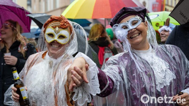 Narren auf dem Marktplatz in Wittlich an Weiberfastnacht. Auch am Rosenmontag kann es nass werden. Bild: Harald Tittel/dpa