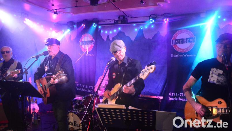 "Back Beat" sorgen mit ihrer Musik im Parapluie für eine volle Tanzfläche. Bild: Kunz