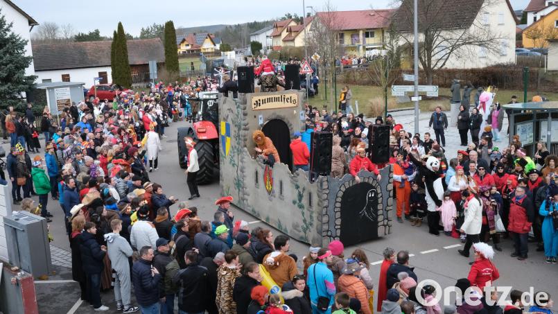 Beim Steinberger Faschingszug sind die „Rummelfelser“ aus Fischbach immer mit dabei. Sie erinnern mit ihrer Trutzburg an die Belagerung der Ortschaft im Mittelalter, Bild: Hirsch