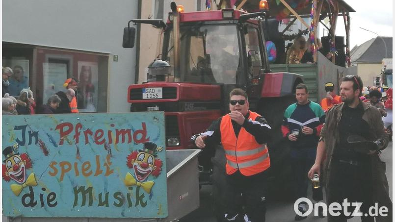 Großes Faschingsfinale: In Pfreimd schlängelt sich am Dienstag, 13. Februar, der Gaudiwurm durch die Straßen. Archivbild: Kristin Winderl