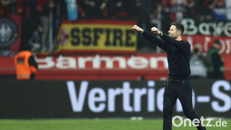 Und dann jubelte Leverkusens Trainer Xabi Alonso doch noch vor den Bayer-Fans. Bild: Rolf Vennenbernd/dpa