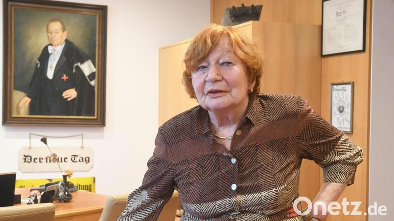 Bärbel Panzer vor dem Porträt ihres Vaters Victor von Gostomski. Die Tochter des Mitbegründers von Oberpfalz-Medien wird 80 Jahre alt. Bild: Gabi Schönberger