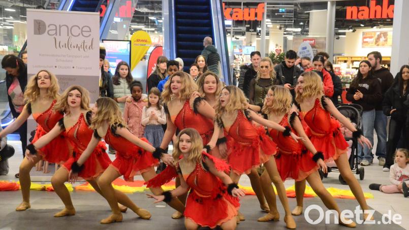 Die Jugendgarde "Unlimited Energy" zeigt ihren Showtanz "Phoenix aus der Asche" im NOC. Bild: Kunz