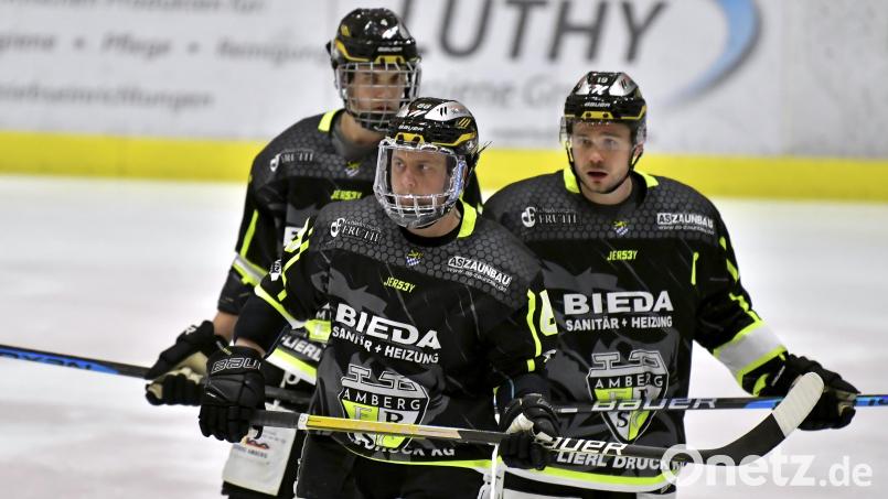 Marco Pronath (Mitte/Szene aus dem Hinspiel am Freitag) war am Sonntag mit seinen zwei Toren Matchwinner. Bild: Hubert Ziegler