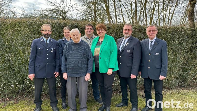 Johann Ruhland aus Bach freut sich zum 90. Geburtstag über viele Gratulanten. 
	Bild: VG Neunburg/exb Bild: VG Neunburg/exb