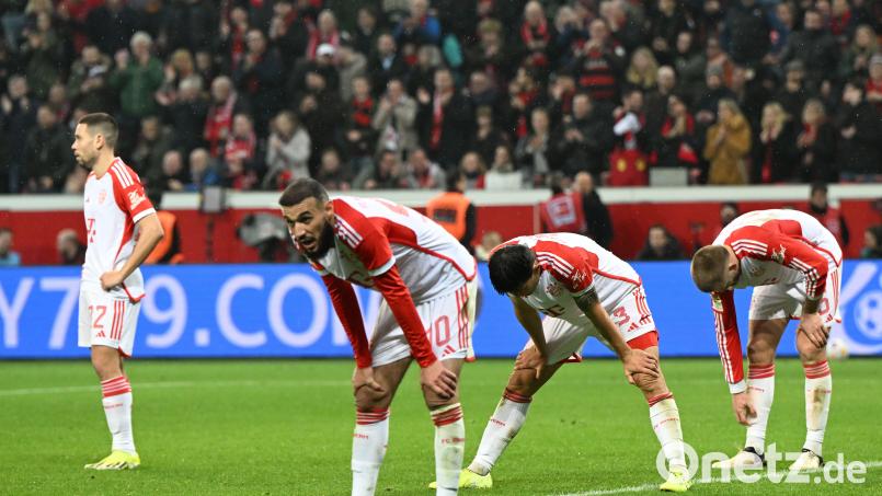 Ratlos und konsterniert:Die Bayern-Spieler bei der Pleite in Leverkusen. Bild: Federico Gambarini