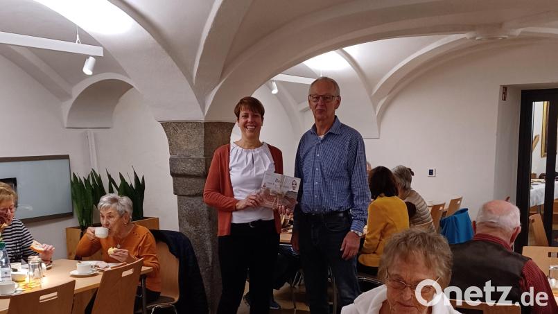 Referentin Michaela Blattnig erhielt von Konrad Härtl ein Resl-Buch als Dankeschön für ihren Vortrag. Bild: Inge Härtl/exb