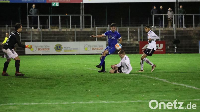 Josef Rodler (blaues Trikot/Szene aus einem früheren Spiel) traf gegen Cham zum 2:2. Bild: Dieter Jäschke