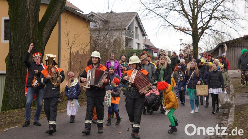 Die Albersriether &quot;Feierwehrkapelln&quot; zieht mit jungen Maschkerern, begleitet von seiner Majestät, König Thomas den Sächsischen (links) durchs Dorf. Bild: fvo