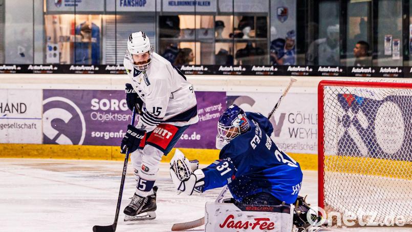Oberliga-Süd-Meister Blue Devils Weiden gewann am Sonntag das Top-Spiel beim Tabellenzweiten Heilbronner Falken mit 8:5. Fabian Voit (Szene aus dem ersten Spiel in Heilbronn vor dem Kasten von Goalie Patrick Berger) erzielte das 6:5. Archivbild: Werner Moller