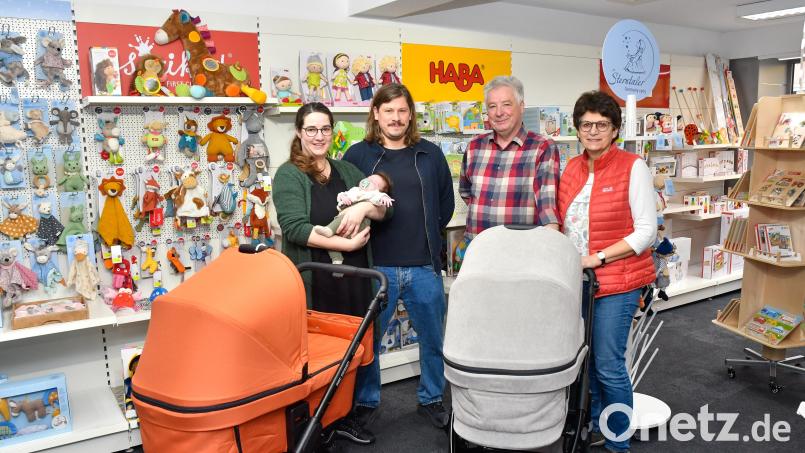 Drei Generationen auf einem Bild: Raumausstattermeister Helmut Pilhofer (Zweiter von rechts) hat die Geschäftsleitung an seine Tochter Daniela Meidenbauer (links, mit Tochter Pauline) abgegeben. Unterstützt wird die neue Chefin von ihrem Mann Sebastian und ihrer Mutter Karin. Kinderwagen und Baby-Ausstattung gehören zum Hauptgeschäft des Familienbetriebs. Bild: Petra Hartl