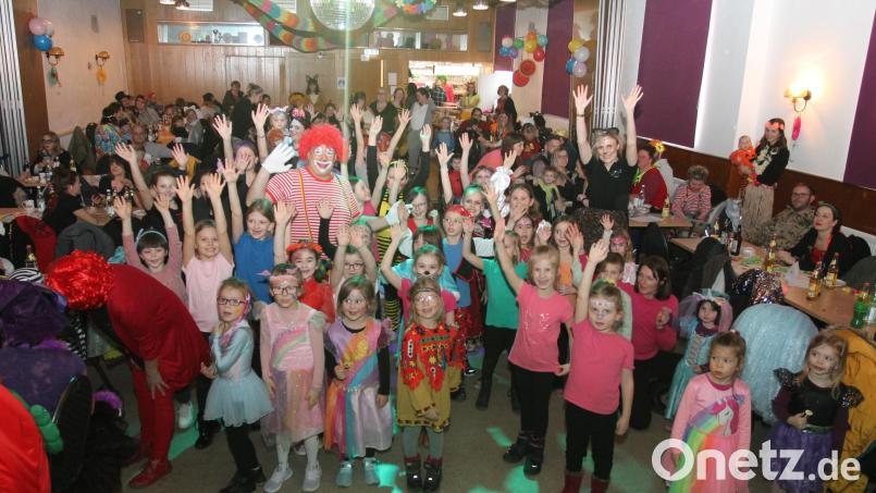 In bunten Kostümen feiern die Kinder beim Fasching der Dorfbühne Waidhaus. Bild: pi