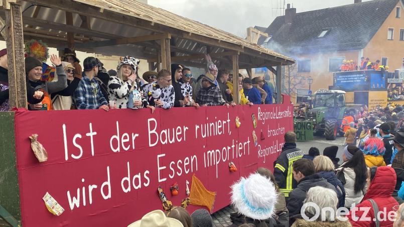 Der Katholische Burschenverein unterstützte die Landwirte aus der Region. „Ist der Bauer ruiniert, wird das Essen importiert. Bauerntod bringt Hungersnot“ Bild: dob