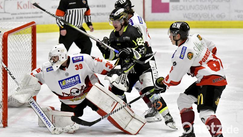 Hunter Fortin (Mitte) vom ERSC Amberg lauert vor dem Tor des ESV Buchloe. Die Amberger wollen es am Faschingsdienstag besser machen als im Heimspiel am Freitag, als sie mit 2:6 unterlagen. Bild: Hubert Ziegler