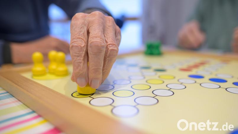 Auch Spiele wie &quot;Mensch ärgere Dich nicht&quot; können das Gedächtnis fit halten. Symbolbild: Sebastian Gollnow/dpa