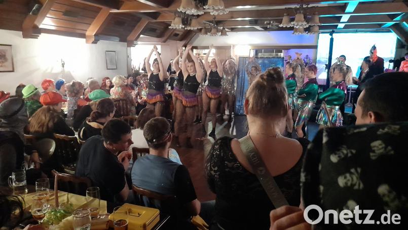 Die Garde der Faschingsgesellschaft Stulln bereicherte den Ball der Feuerwehr Högling. Bild: Schlosser/FF Högling/exb
