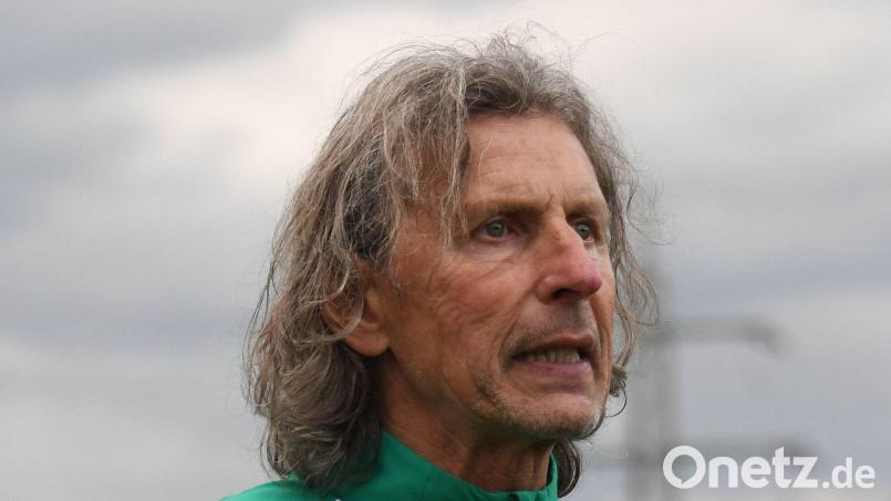 Josef Dütsch bleibt auch in der Saison 2024/25 Cheftrainer beim FC Weiden-Ost. Bild: nor