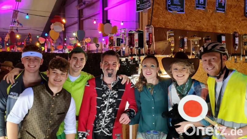 Das top-motivierte Barteam fiebert dem Startschuss zur Bar-Eröffnung entgegen. Bild: ndt