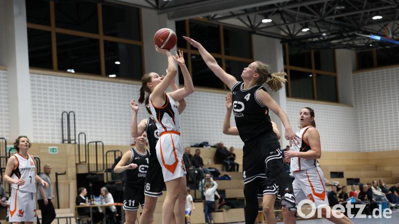Katharina Anderle (am Ball) war auch in Nördlingen einer der Aktivposten bei den Regio-Frauen der DJK Neustadt/WN. Bild: Dieter Jäschke