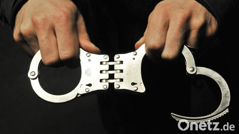 Einem betrunkenen Autofahrer musste die Polizei Handschellen anlegen. Bild:  Boris Roessler/dpa