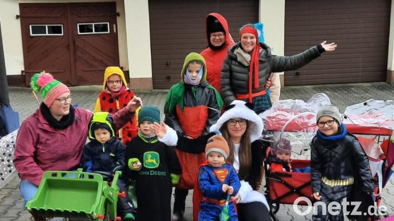Die Kinder haben beim Faschingsumzug in Fromberg jede Menge Spaß, und die Mütter offensichtlich auch. Bild: ker