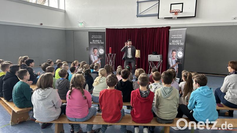 Eine Zaubershow mit Marius Koslowski erlebten kurz vor den Faschingsferien die Konnersreuther Grundschüler. Bild: Grundschule Konnersreuth/exb