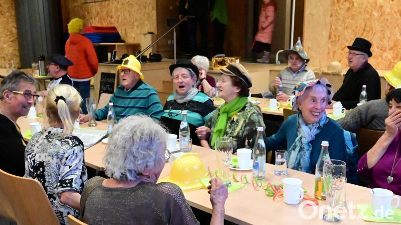 Gäste beim Schunkeln im Mehrgenerationentreff Bild: Michael Welnhofer/exb