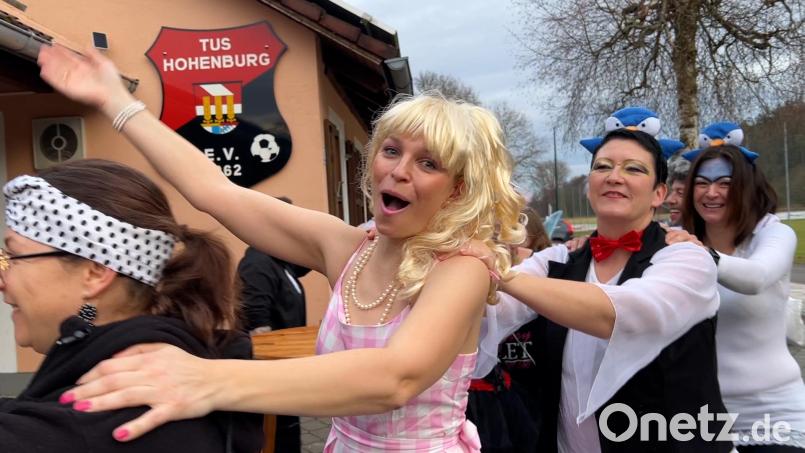 Irgendwann hat das Sportheim die Krautkopfgäste in einer langen Polonaise auf die Straße ausgespuckt. Bild: Heike Unger
