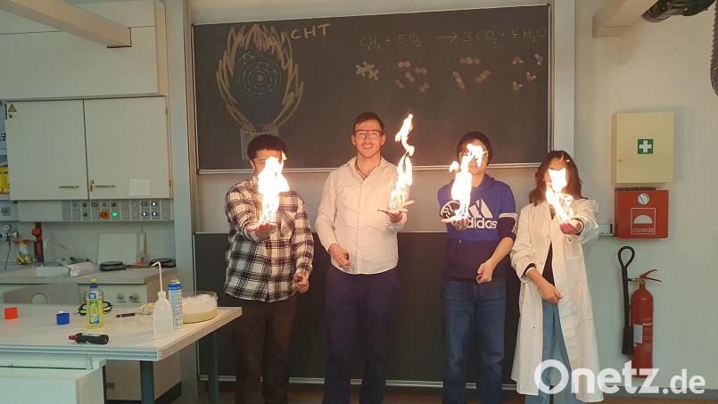 Beim Info-Tag der Fachober- und Berufsoberschule gab es teils spektakuläre Bilder zu sehen. Bild: Claudia Wittmann/exb