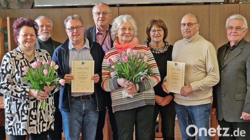 Langjährige Mitglieder und Unterstützer des Briefmarkenvereins sind von links: Petra Vorsatz, Hans Dietmayr, Christian Mauerer, Lothar Höher, Edina Tschernich, Irmi Höher, Michael Koslowski und Herbert Reindl. Bild: R. Kreuzer