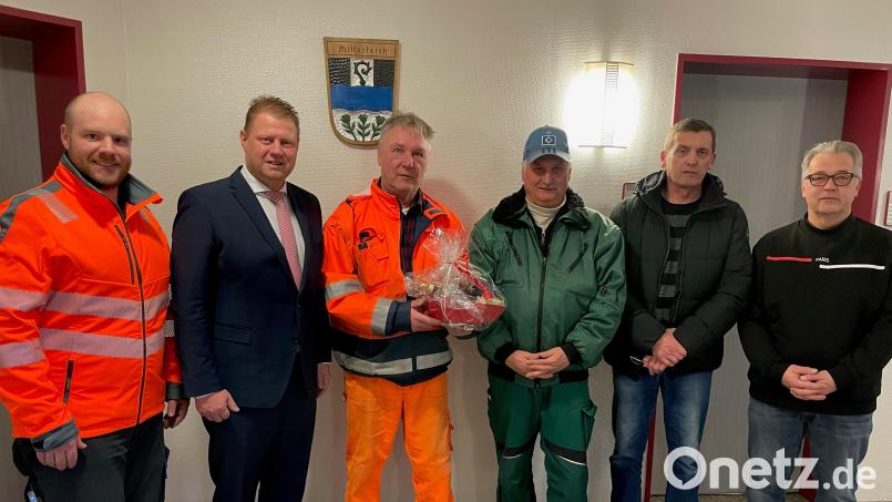 Gerhard Rüth (Dritter von links) wurde von der Stadt Mitterteich in den Ruhestand verabschiedet. Mit auf dem Bild (von links) Personalratsvorsitzender Christoph Härtl und Bürgermeister Stefan Grillmeier sowie (von rechts) Geschäftsstellenleiter Klaus Schüßler, Bauhofleiter Wolfgang Stark und Stadtgärtner Willi Kilian. Bild: Stadt MItterteich/exb