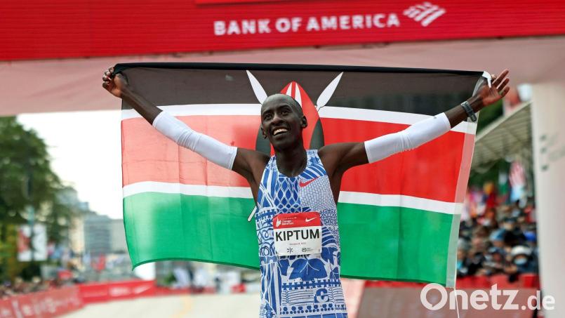Kelvin Kiptum aus Kenia feierte seinen Weltrekordsieg beim Chicago-Marathon. Bild: Eileen T. Meslar/Chicago Tribune via AP/dpa