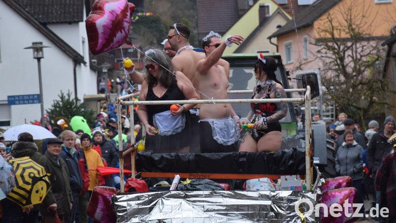 Die Rocky Horror Picture Show beim Sonntagsbad auf dem Weg über die Dorfavenue. Bild: bö