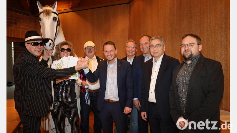 Die &quot;Mafiosi&quot; (von links) Jürgen Laubert, Beate Merkel und Gerhard Völkl versteigern den DETAG-Schimmel wieder für wohltätige Zwecke. Sie feilschen mit: Oberbürgermeister Jens Meyer (Vierter von links), Bürgermeister Reinhold Wildenauer, Sparkassen-Direktor Hans-Jörg Schön, Stadtbau-Chef Günther Kamm und Stadtwerke-Vorstand Michael Kreis. Bild: Stadt Weiden/exb