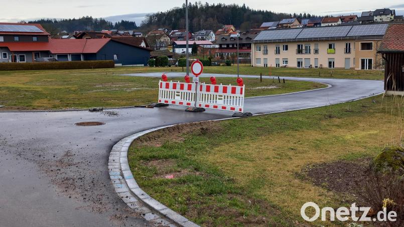 Bei der Gemeinderatssitzung bekam die Ortsstraße bei den vier neu erschlossenen Bauplätzen am ehemaligen Schulsportplatz den Namen Schulweg. Bild: mnt