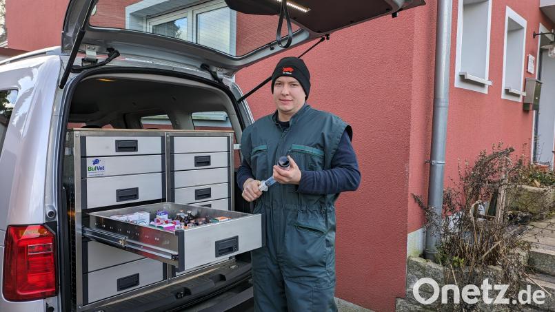 Tierarzt Michael Fortelny in der Einfahrt der Praxis, die er im Wohnhaus der Familie an der Mitterteicher Straße Anfang Januar eröffnet hat. In aller Regel kommt der Veterinärmediziner mit seinem Auto, in dem seine Ausrüstung verstaut ist, zu seinen Patienten. Bild: pz