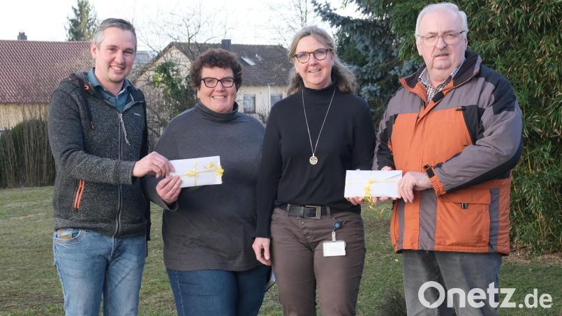 Spendenübergabe in Amberg (von links): Andreas Solter, Zweiter Vorsitzender TSG Mantel/Weiherhammer; Karin Borchers und Christine Heimburger vom Kinderpalliativteam und Herbert Putzer, Vorsitzender Kinderkrebshilfe. Bild: Klinikum/Dietl/exb